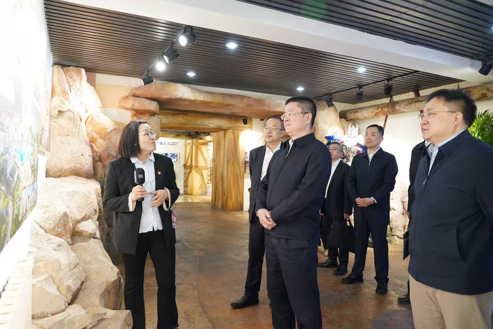 1-李仲澤參觀中冶建研院文旅展廳