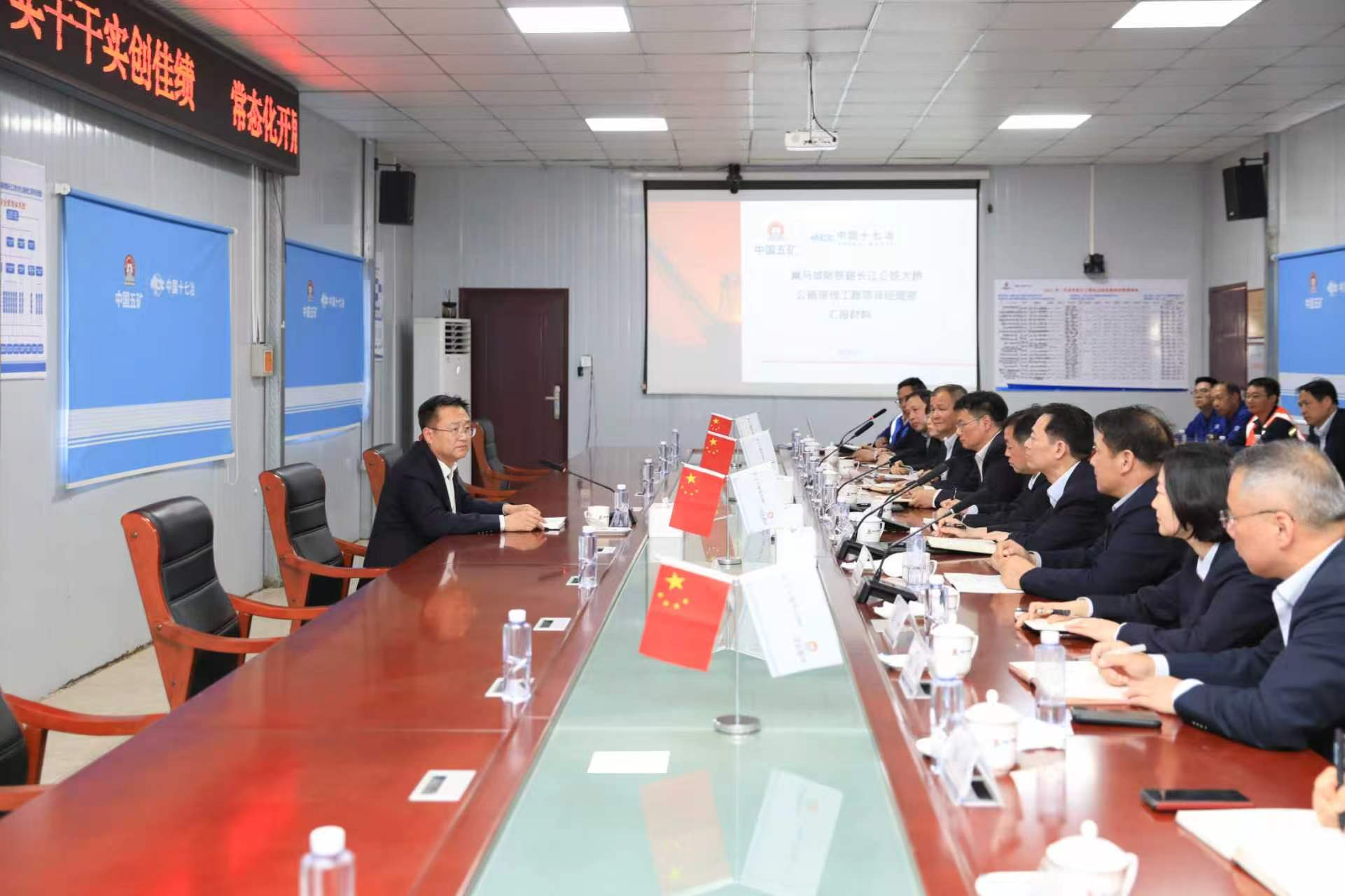 陳陽在中國十七冶巢馬城際鐵路長江公鐵大橋公路接線工程調研座談會現場